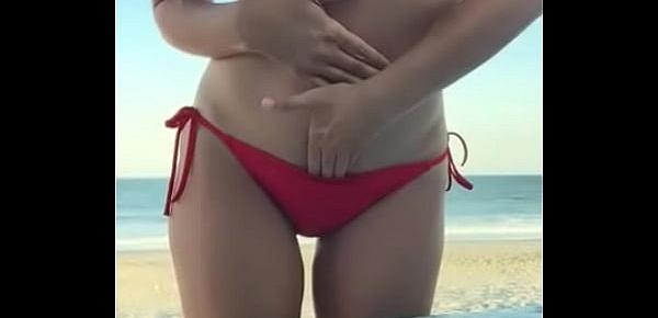  Novinha se exibindo na praia mais em httpswww.pornhub.comview video.phpviewkey=ph5b11e003c56e6